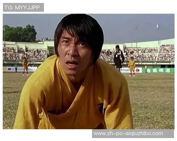 迪丽热巴惊喜客串周星驰新片女足与粉丝亲密互动展甜美笑容 迪丽热巴惊喜客串周星驰新片女足与粉丝亲密互动展甜美笑容